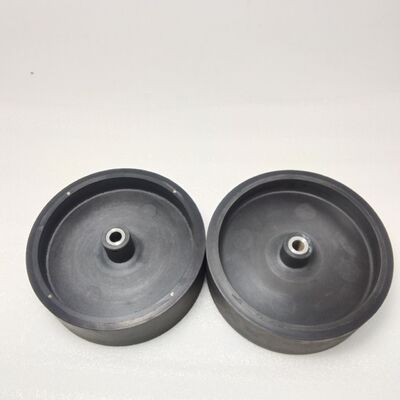 Rueda de rodillo de goma personalizada equipada con resistencia al impacto del núcleo metálico que proporciona rendimiento en sistemas de automatización industrial